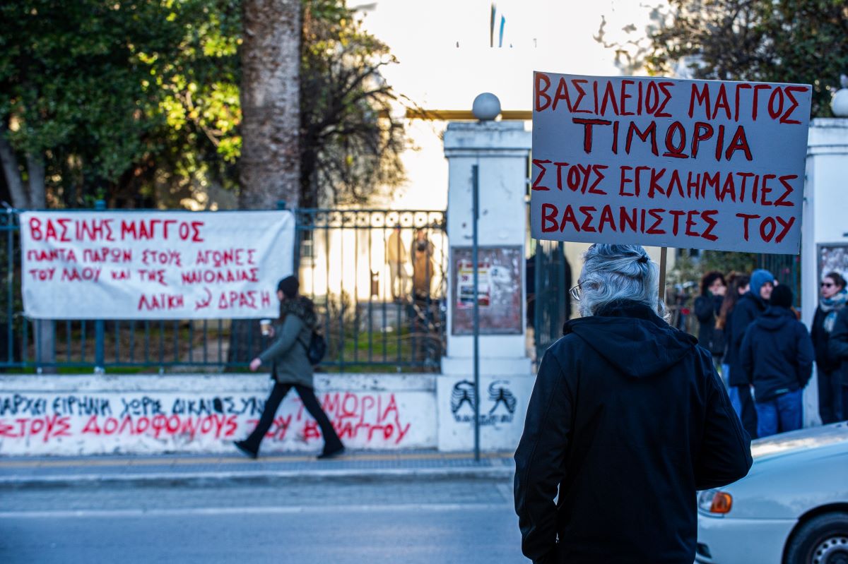 Βασίλης Μάγγος / Ξεκίνησε η δίκη για τρεις αστυνομικούς και με υποβαθμισμένο κατηγορητήριο – Η κατάθεση του πατέρα