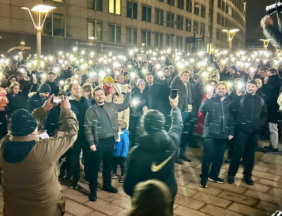 «Δεν έχω οξυγόνο» στις Βρυξέλλες / Η συγκέντρωση έξω από το Ευρωπαϊκό Κοινοβούλιο για τα Τέμπη