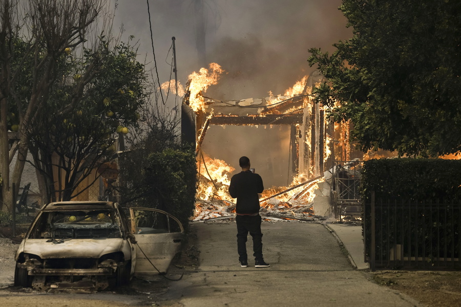 Λος Άντζελες / Τουλάχιστον 7 οι νεκροί από την πύρινη λαίλαπα – Ανησυχία για νέα εξάπλωση των πυρκαγιών