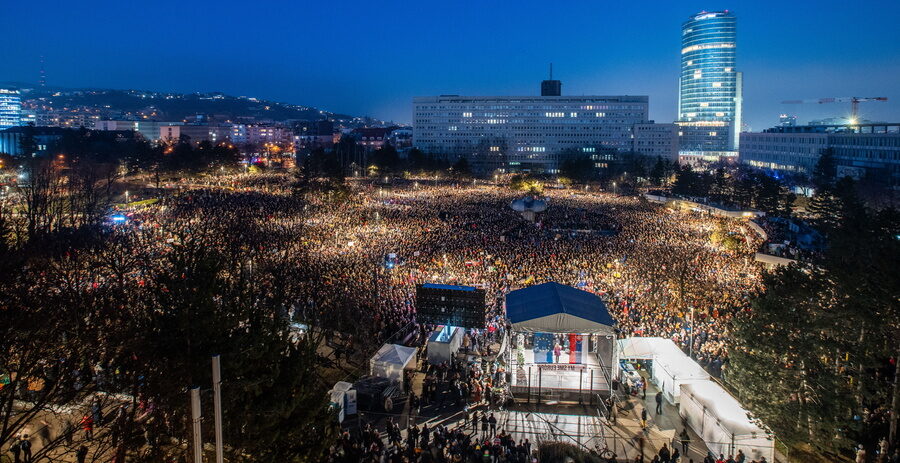 Σλοβακία / Μεγάλες αντικυβερνητικές διαδηλώσεις στην Μπρατισλάβα και σε άλλες 20 πόλεις [Βίντεο]