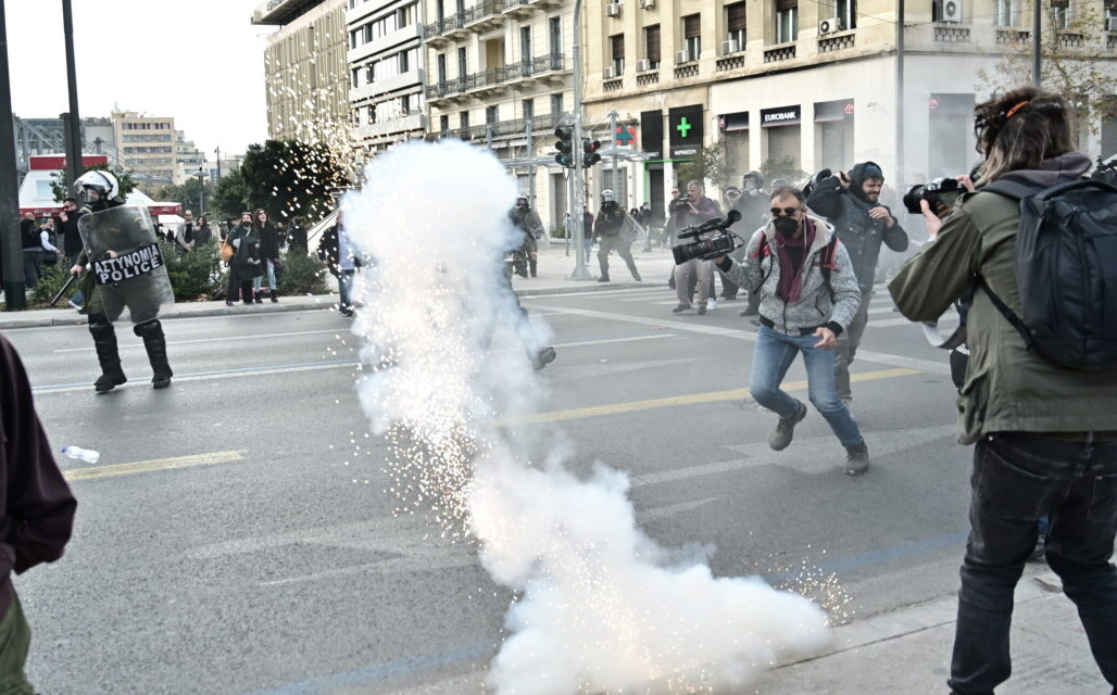 Μάριος Λώλος / Δέχθηκα δολοφονική ρίψη κρότου λάμψης στο κεφάλι