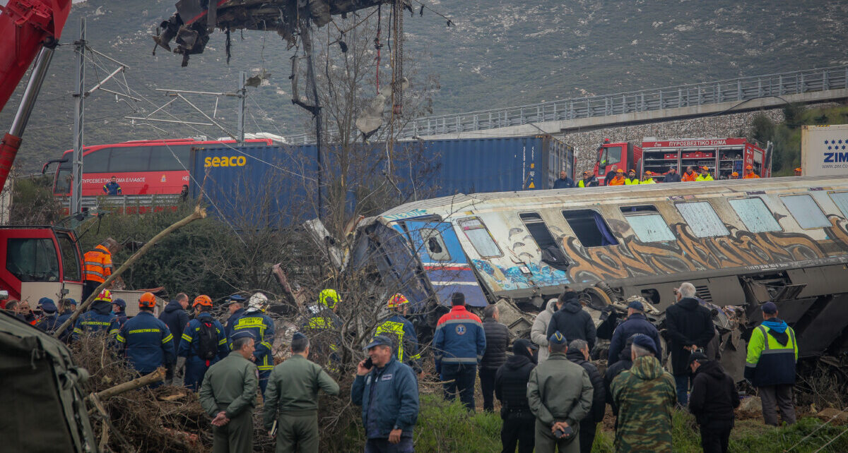 Τέμπη / Κατεπείγουσα έρευνα για τη γνησιότητα των τριών βίντεο με την εμπορική αμαξοστοιχία