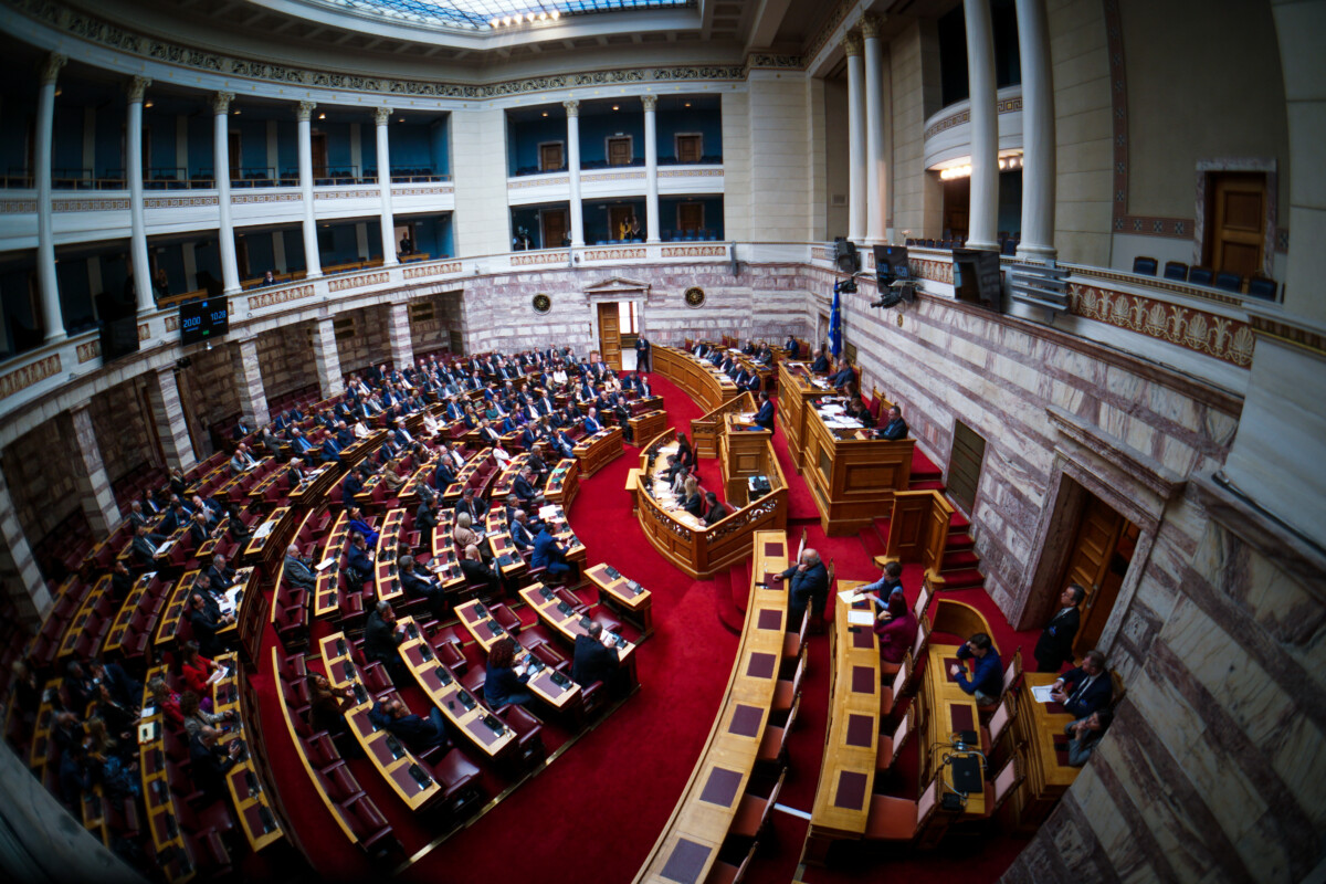 Τέμπη / Διεργασίες στις προοδευτικές δυνάμεις για να «στριμωχτεί» η κυβέρνηση στη Βουλή