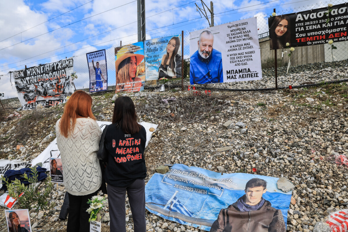 «Μαζί με τον κόσμο θα κερδίσουμε» / Συγκίνησαν τα αδέρφια Πλακιά στο τρισάγιο στην μνήμη των θυμάτων