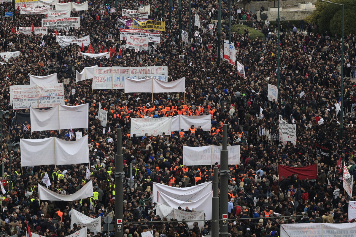 «Το χρήμα στον λαιμό τους» / Εικόνες από την τεράστια συγκέντρωση στο Σύνταγμα για τα Τέμπη