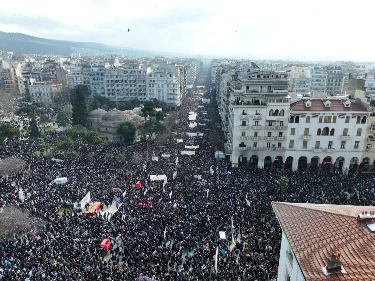 «Τα κέρδη τους vs οι ζωές μας» / Λαοθάλασσα και στη Θεσσαλονίκη για τα Τέμπη