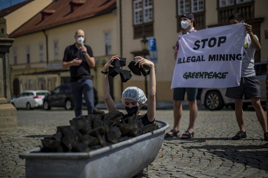 «Μπούμερανγκ» οι SLAPP / Η Greenpeace μηνύει ενεργειακό κολοσσό – «Η ατιμωρησία τελειώνει»