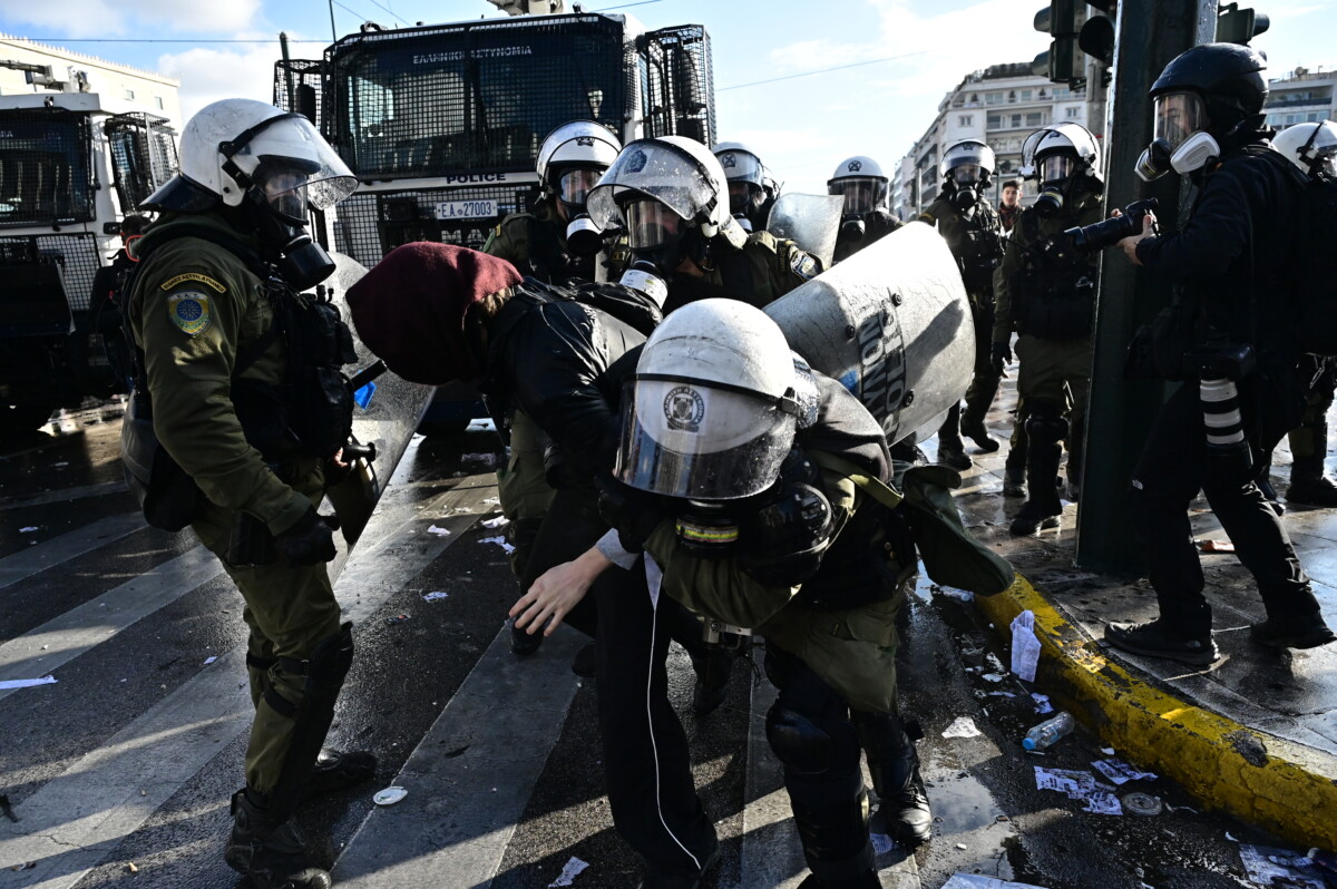 Τέμπη – Συλλαλητήριο / Το χρονικό των επεισοδίων και της άγριας καταστολής – Δεκάδες συλλήψεις