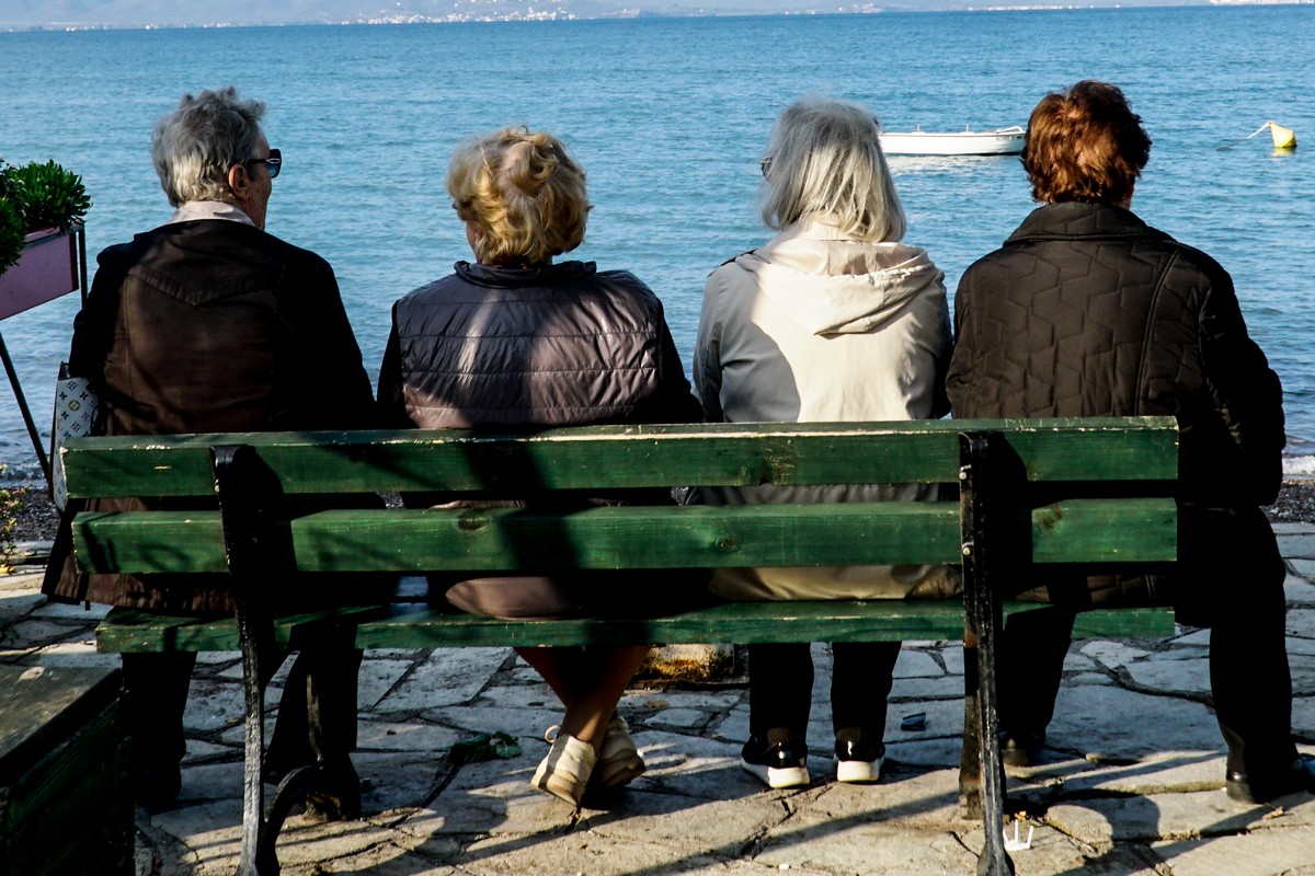 &Sigma;&upsilon;&nu;&tau;&alpha;&xi;&iota;&omicron;&delta;ό&tau;&eta;&sigma;&eta; / &Alpha;ύ&xi;&eta;&sigma;&eta; &tau;&omega;&nu; &omicron;&rho;ί&omega;&nu; &sigma;&tau;&eta;&nu; &Epsilon;&upsilon;&rho;ώ&pi;&eta; &ndash; &Pi;&omicron;ύ &phi;&tau;ά&nu;&omicron;&upsilon;&nu; &tau;&alpha; 74 έ&tau;&eta;, &tau;&iota; &pi;&rho;&omicron;&beta;&lambda;έ&pi;&epsilon;&tau;&alpha;&iota; &gamma;&iota;&alpha; &tau;&eta;&nu; &Epsilon;&lambda;&lambda;ά&delta;&alpha;
