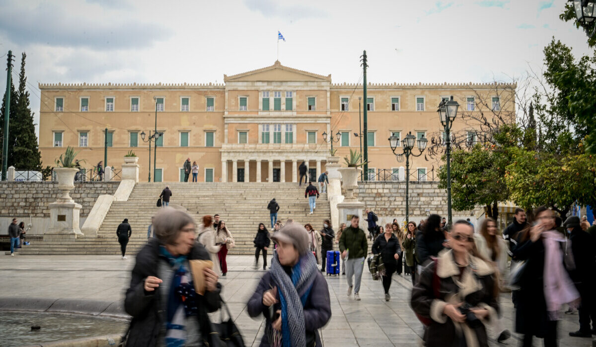 Ανάλυση / Ανασχηματισμός στην κυβέρνηση, επανεκκίνηση στη δημοκρατική αντιπολίτευση, ενώ «τρέχει» η Ζωή