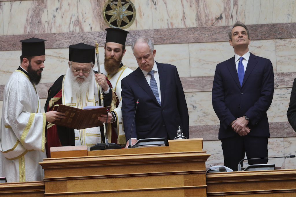 Τέμπη / «Ποδαρικό» στην Προεδρία για Κωνσταντίνο Τασούλα, με ομαδική μήνυση εναντίον του