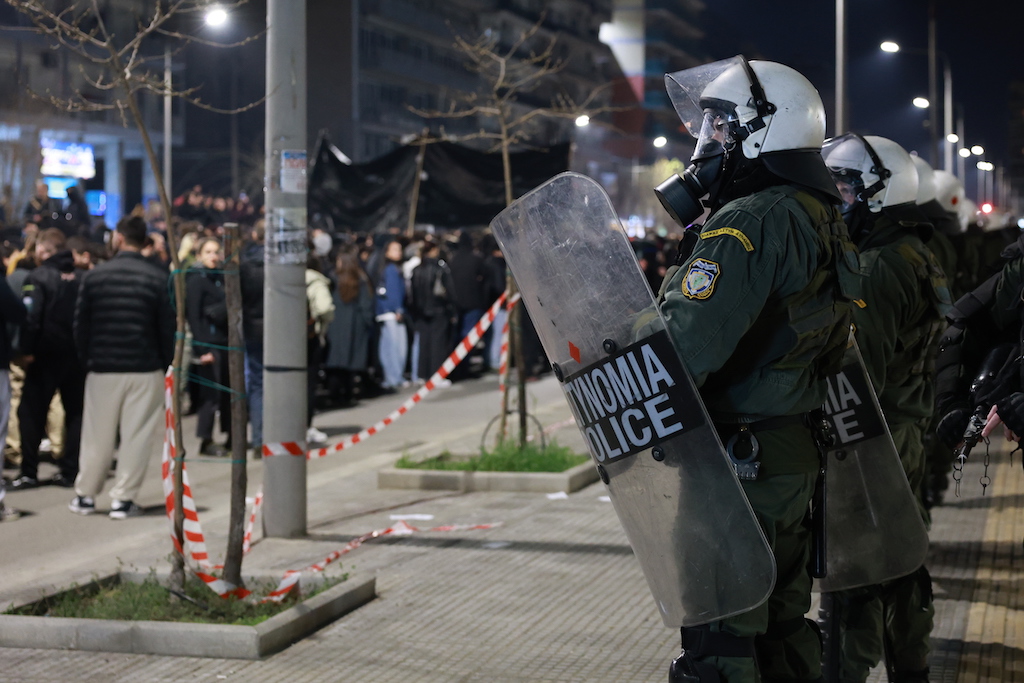 Τέμπη / Προσαγωγή και αστυνομική απαξίωση επιζώντος της σύγκρουσης στο συλλαλητήριο