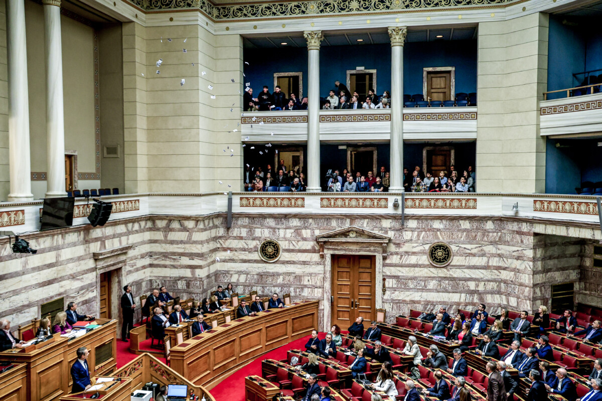 Αντιπολίτευση / Σήματα προσέγγισης ΣΥΡΙΖΑ-ΝΕΑΡ, διαφωνίες στο ΠΑΣΟΚ, άνοδος της Πλεύσης