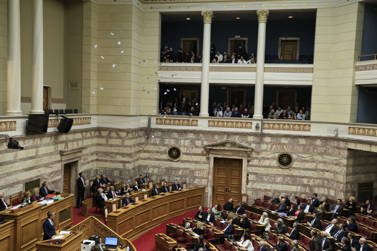 Βουλή / Ομάδα ατόμων πέταξε τρικάκια την ώρα που μιλούσε ο Μητσοτάκης [Φωτο+Βίντεο]