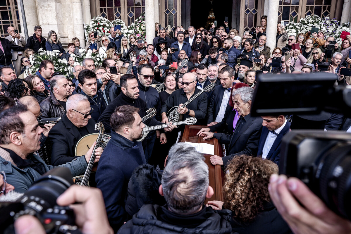 Μανώλης Λιδάκης / Το «ύστατο χαίρε» στον σπουδαίο τραγουδιστή