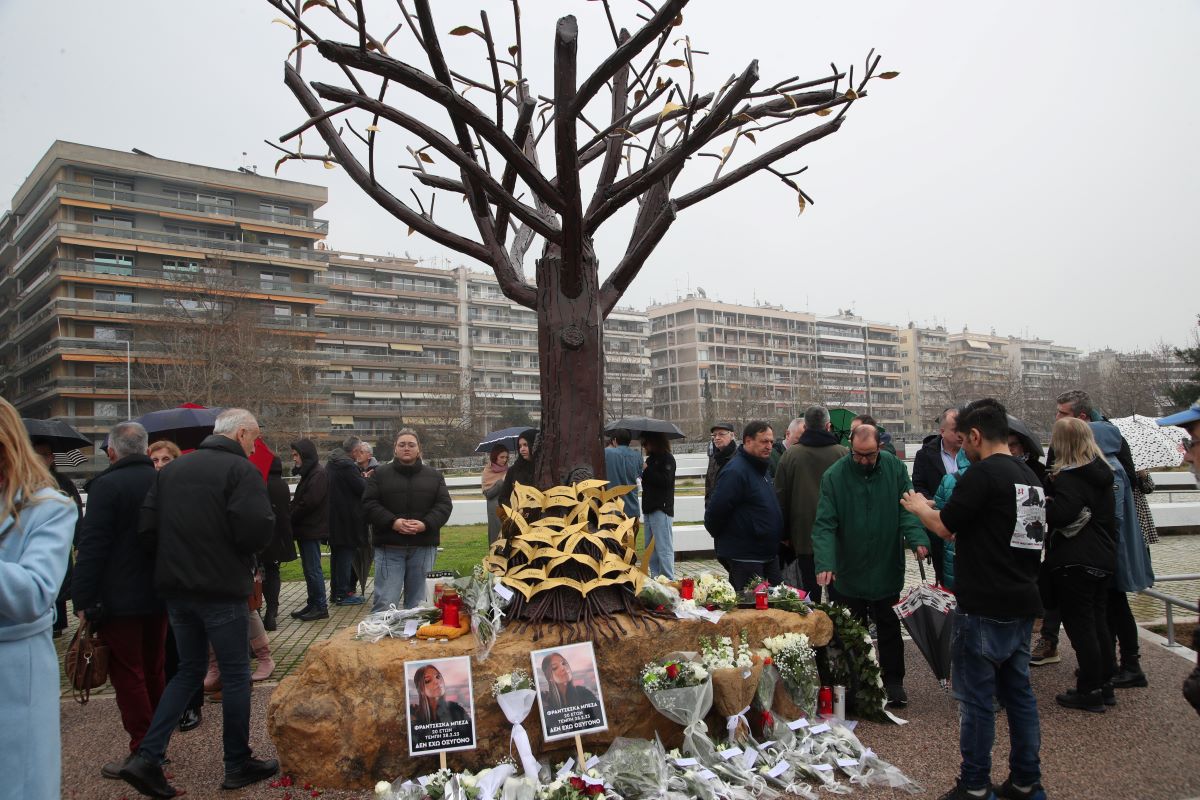 Θεσσαλονίκη / Αποκαλυπτήρια του «Δέντρου της Μνήμης» για τα Τέμπη