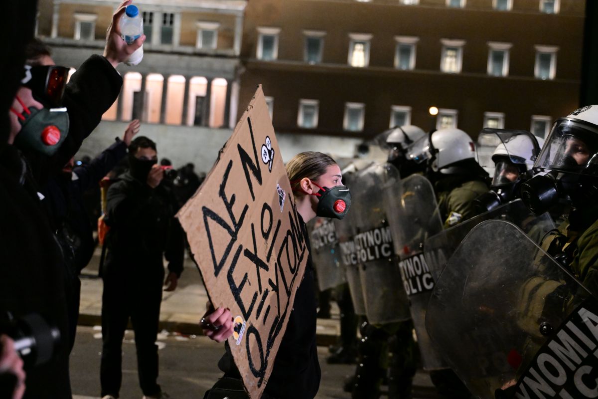 Βουλή – Πρόταση δυσπιστίας / Σφοδρή αντιπαράθεση για τα επεισόδια στο Σύνταγμα