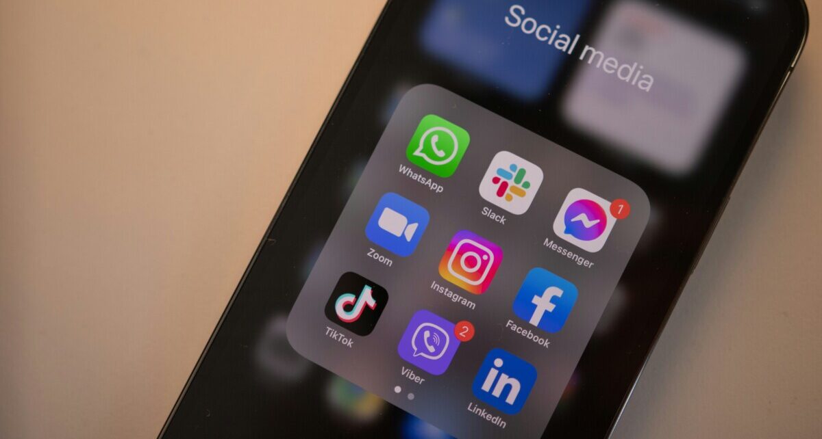 &Alpha;&upsilon;&sigma;&tau;&rho;&alpha;&lambda;ί&alpha; / &Alpha;&upsilon;&xi;ή&theta;&eta;&kappa;&epsilon; &eta; &chi;&rho;ή&sigma;&eta; &tau;&omega;&nu; social media &sigma;&tau;&omicron;&upsilon;&sigmaf; &kappa;ά&tau;&omega; &tau;&omega;&nu; 16 &pi;&alpha;&rho;ά &tau;&eta;&nu; &alpha;&pi;&alpha;&gamma;ό&rho;&epsilon;&upsilon;&sigma;&eta;