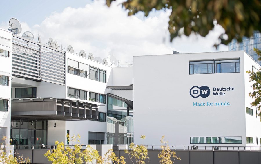 &Epsilon;&Sigma;&Eta;&Epsilon;&Alpha; / &Kappa;&alpha;&tau;&alpha;&gamma;&gamma;έ&lambda;&lambda;&epsilon;&iota; &tau;&omicron; &kappa;&lambda;&epsilon;ί&sigma;&iota;&mu;&omicron; &tau;&eta;&sigmaf; &epsilon;&lambda;&lambda;&eta;&nu;ό&phi;&omega;&nu;&eta;&sigmaf; Deutsche Welle