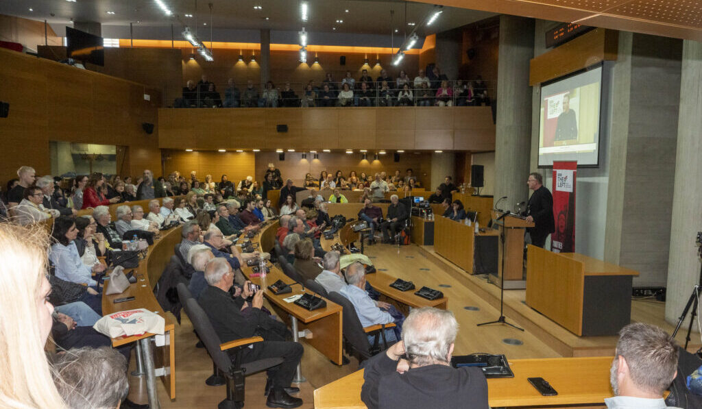 LEFT / &Mu;&epsilon;&gamma;ά&lambda;&eta; &sigma;&upsilon;&mu;&mu;&epsilon;&tau;&omicron;&chi;ή &sigma;&tau;&eta;&nu; &epsilon;&kappa;&delta;ή&lambda;&omega;&sigma;&eta; &gamma;&iota;&alpha; &tau;&omicron;&nu; &alpha;&nu;&tau;&iota;&delta;&iota;&kappa;&tau;&alpha;&tau;&omicron;&rho;&iota;&kappa;ό &alpha;&gamma;ώ&nu;&alpha; &tau;&eta;&sigmaf; &Theta;&epsilon;&sigma;&sigma;&alpha;&lambda;&omicron;&nu;ί&kappa;&eta;&sigmaf;