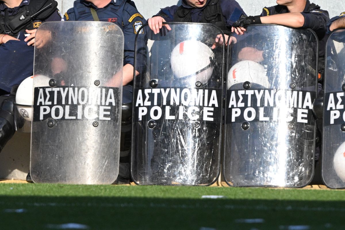 A&sigma;&tau;&upsilon;&nu;&omicron;&mu;&iota;&kappa;ή &beta;ί&alpha; &ndash; &Alpha;&mu;&pi;&epsilon;&lambda;ό&kappa;&eta;&pi;&omicron;&iota; / Ά&nu;&delta;&rho;&alpha;&sigmaf; &tau;&omega;&nu; &Mu;&Alpha;&Tau; &sigma;&pi;&rho;ώ&chi;&nu;&epsilon;&iota; &delta;&iota;&alpha;&delta;&eta;&lambda;ώ&tau;&rho;&iota;&alpha; &pi;&omicron;&upsilon; &pi;έ&phi;&tau;&epsilon;&iota; &sigma;&epsilon; &zeta;&alpha;&rho;&nu;&tau;&iota;&nu;&iota;έ&rho;&alpha; [&Beta;ί&nu;&tau;&epsilon;&omicron;]