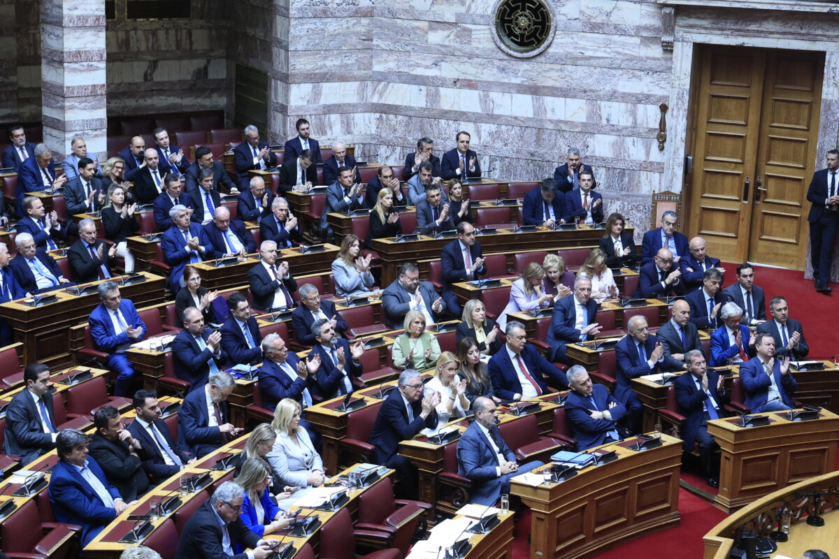 &Nu;έ&alpha; &Delta;&eta;&mu;&omicron;&kappa;&rho;&alpha;&tau;ί&alpha; / &Eta; &delta;&eta;&mu;&omicron;&sigma;&kappa;&omicron;&pi;&iota;&kappa;ή &pi;&tau;ώ&sigma;&eta;, &tau;&alpha; &alpha;&lambda;&lambda;&eta;&lambda;&omicron;&kappa;&alpha;&rho;&phi;ώ&mu;&alpha;&tau;&alpha; &kappa;&alpha;&iota; &tau;&omicron;&hellip;&xi;ύ&lambda;&omicron; &sigma;&tau;&omicron;&nu; &Sigma;&kappa;έ&rho;&tau;&sigma;&omicron;