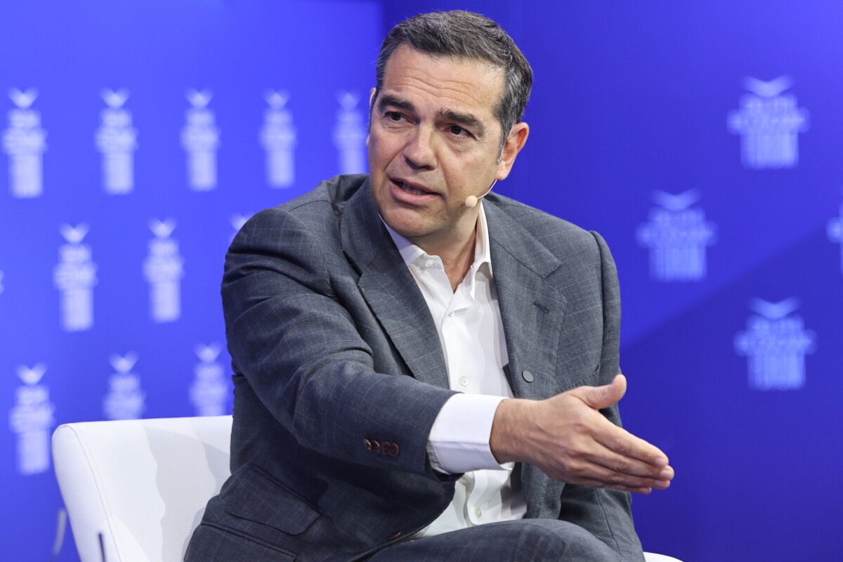 &Sigma;&tau;&eta; &delta;&eta;&mu;&omicron;&sigma;&iota;ό&tau;&eta;&tau;&alpha; &tau;&omicron; &mu;&alpha;&nu;&iota;&phi;έ&sigma;&tau;&omicron; &tau;&omicron;&upsilon; &Alpha;&lambda;έ&xi;&eta; &Tau;&sigma;ί&pi;&rho;&alpha; / &Sigma;ύ&gamma;&kappa;&lambda;&iota;&sigma;&eta; &pi;&rho;&omicron;&omicron;&delta;&epsilon;&upsilon;&tau;&iota;&kappa;ώ&nu; &delta;&upsilon;&nu;ά&mu;&epsilon;&omega;&nu; &mu;&epsilon; &sigma;&tau;ό&chi;&omicron; &tau;&eta;&nu; &laquo;&kappa;&upsilon;&beta;&epsilon;&rho;&nu;ώ&sigma;&alpha; &Alpha;&rho;&iota;&sigma;&tau;&epsilon;&rho;ά&raquo;