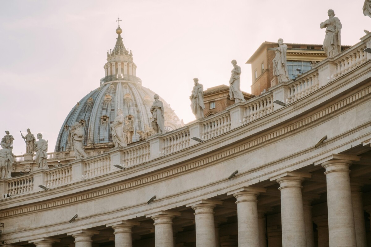 Opus Dei / &Omicron; &pi;ά&pi;&alpha;&sigmaf; &sigma;&upsilon;&nu;ά&nu;&tau;&eta;&sigma;&epsilon; &tau;&omicron;&nu; &epsilon;&rho;&epsilon;&upsilon;&nu;&eta;&tau;ή &tau;&omicron;&upsilon; &delta;&iota;&kappa;&tau;ύ&omicron;&upsilon; &kappa;&alpha;&kappa;&omicron;&pi;&omicron;ί&eta;&sigma;&eta;&sigmaf; &epsilon;&nu;&tau;ό&sigmaf; &tau;&eta;&sigmaf; &Kappa;&alpha;&theta;&omicron;&lambda;&iota;&kappa;ή&sigmaf; &Epsilon;&kappa;&kappa;&lambda;&eta;&sigma;ί&alpha;&sigmaf;
