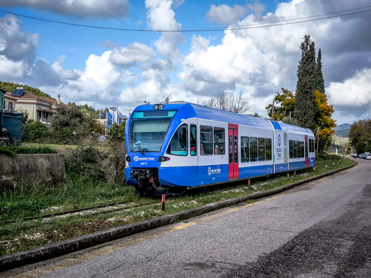 Hellenic Train / &Beta;&lambda;ά&beta;&eta; &kappa;&alpha;&iota; &kappa;&alpha;&theta;&upsilon;&sigma;&tau;έ&rho;&eta;&sigma;&eta; &sigma;&tau;&omicron; &delta;&rho;&omicron;&mu;&omicron;&lambda;ό&gamma;&iota;&omicron; &Theta;&epsilon;&sigma;&sigma;&alpha;&lambda;&omicron;&nu;ί&kappa;&eta;