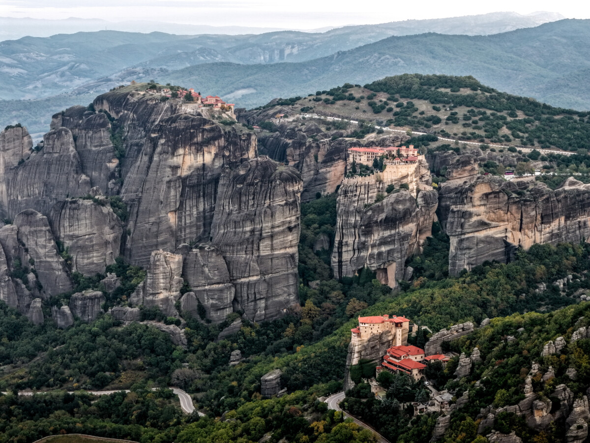 &Mu;&epsilon;&tau;έ&omega;&rho;&alpha; / &Mu;ί&alpha; &gamma;&upsilon;&nu;&alpha;ί&kappa;&alpha; &nu;&epsilon;&kappa;&rho;ή &mu;&epsilon;&tau;ά &alpha;&pi;ό &pi;&tau;ώ&sigma;&eta;
