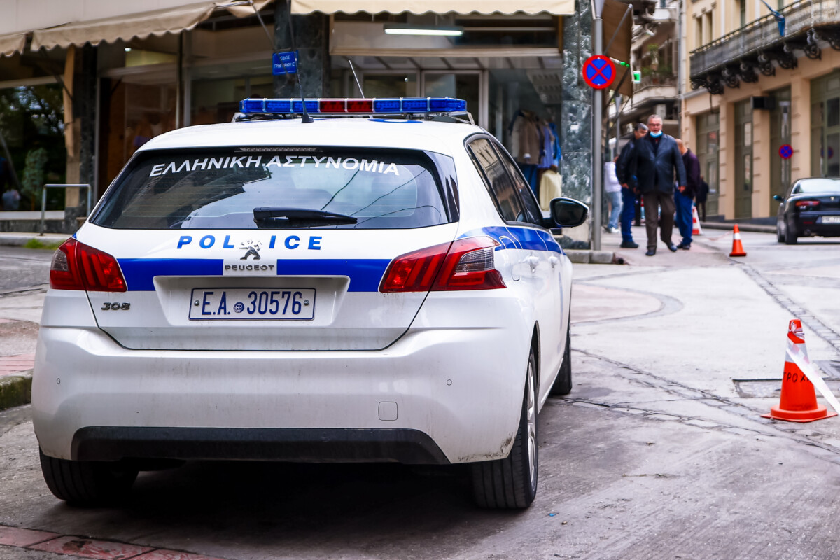 &Theta;&epsilon;&sigma;&sigma;&alpha;&lambda;&omicron;&nu;ί&kappa;&eta; / 69&chi;&rho;&omicron;&nu;&omicron;&sigmaf; &epsilon;&iota;&sigma;έ&beta;&alpha;&lambda;&epsilon; &mu;&epsilon; &sigma;&phi;&upsilon;&rho;ί &sigma;&epsilon; &tau;&rho;ά&pi;&epsilon;&zeta;&alpha;