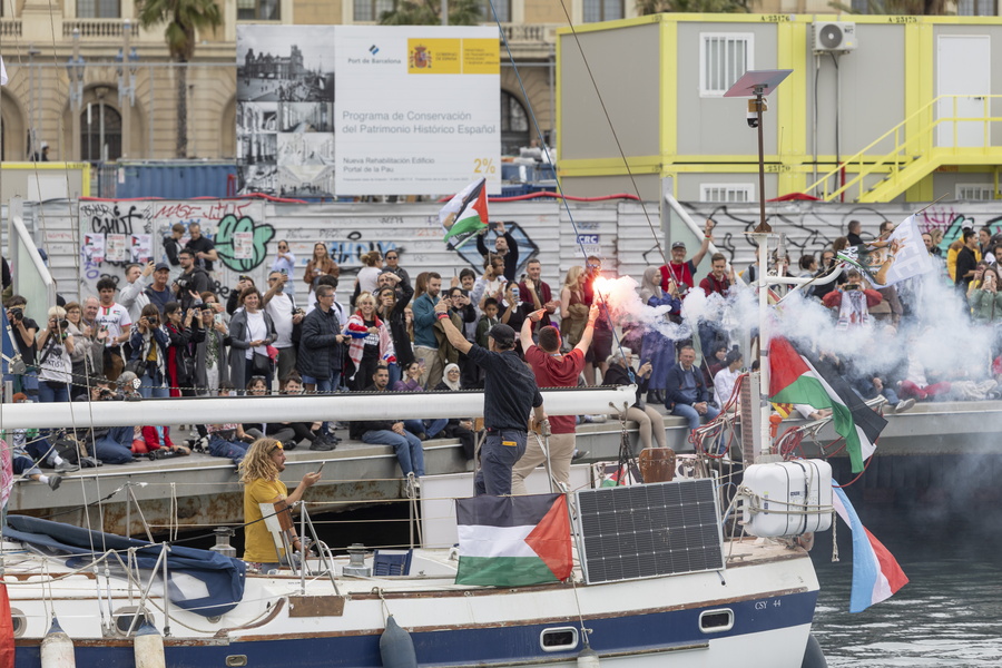 Global Sumud Flotilla / &Kappa;&alpha;&tau;&alpha;&gamma;&gamma;&epsilon;&lambda;ί&alpha; ό&tau;&iota; &delta;&upsilon;&nu;ά&mu;&epsilon;&iota;&sigmaf; &tau;&omicron;&upsilon; &Iota;&sigma;&rho;&alpha;ή&lambda; &epsilon;&pi;&iota;&tau;έ&theta;&eta;&kappa;&alpha;&nu; &sigma;&epsilon; &sigma;&kappa;ά&phi;&eta; &tau;&omicron;&upsilon; &sigma;&tau;ό&lambda;&omicron;&upsilon; &alpha;&nu;&omicron;&iota;&chi;&tau;ά &tau;&eta;&sigmaf; &Kappa;&rho;ή&tau;&eta;&sigmaf;