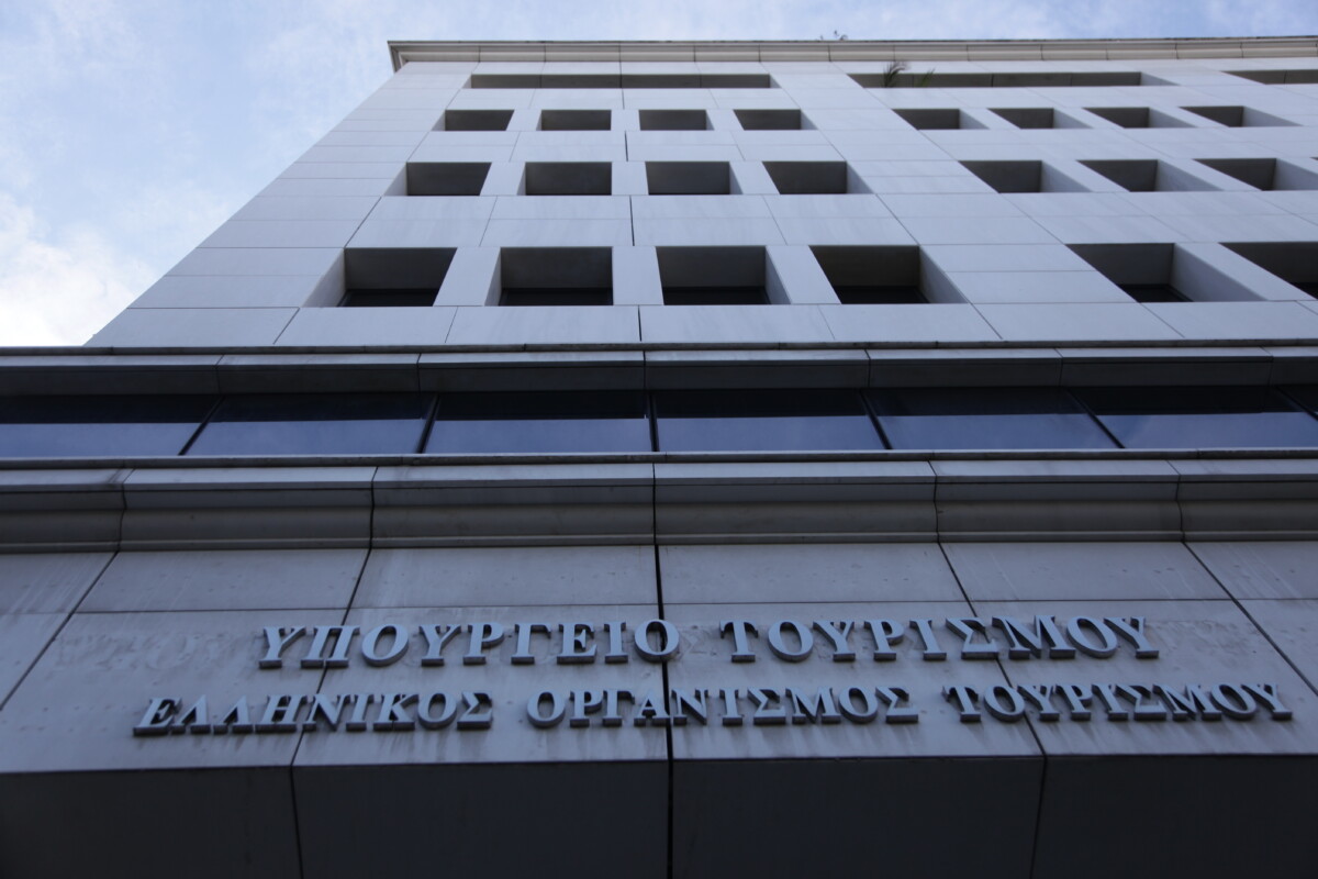 &Upsilon;&pi;&omicron;&upsilon;&rho;&gamma;&epsilon;ί&omicron; &Tau;&omicron;&upsilon;&rho;&iota;&sigma;&mu;&omicron;ύ / &Nu;&epsilon;&kappa;&rho;ή &gamma;&upsilon;&nu;&alpha;ί&kappa;&alpha; &mu;&epsilon;&tau;ά &alpha;&pi;ό &pi;&tau;ώ&sigma;&eta; &alpha;&pi;ό &tau;&omicron;&nu; &delta;&epsilon;ύ&tau;&epsilon;&rho;&omicron; ό&rho;&omicron;&phi;&omicron;