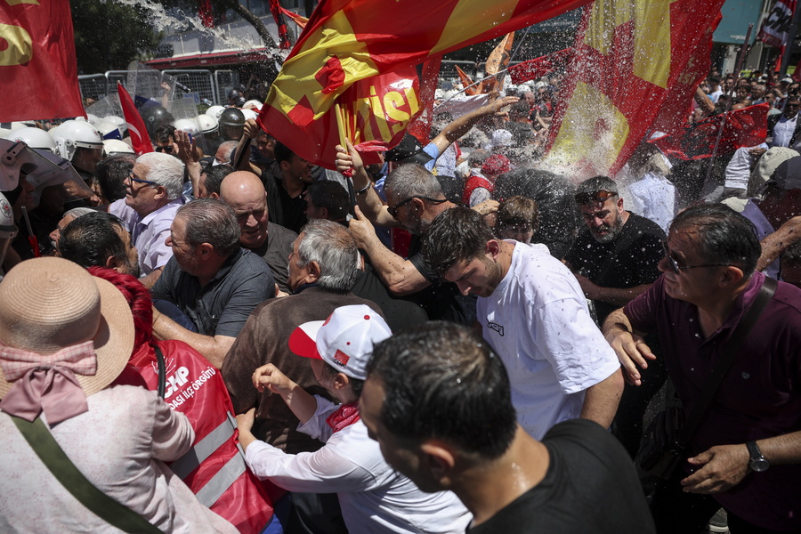 &Tau;&omicron;&upsilon;&rho;&kappa;ί&alpha; / &Epsilon;&pi;&epsilon;&iota;&sigma;ό&delta;&iota;&alpha; &kappa;&alpha;&iota; &alpha;&sigma;&tau;&upsilon;&nu;&omicron;&mu;&iota;&kappa;ή &kappa;&alpha;&tau;&alpha;&sigma;&tau;&omicron;&lambda;ή &sigma;&tau;&eta; &sigma;&upsilon;&gamma;&kappa;έ&nu;&tau;&rho;&omega;&sigma;&eta; &tau;&omicron;&upsilon; &Omicron;&zeta;&gamma;&kappa;&iota;&omicron;ύ&rho; &Omicron;&zeta;έ&lambda;