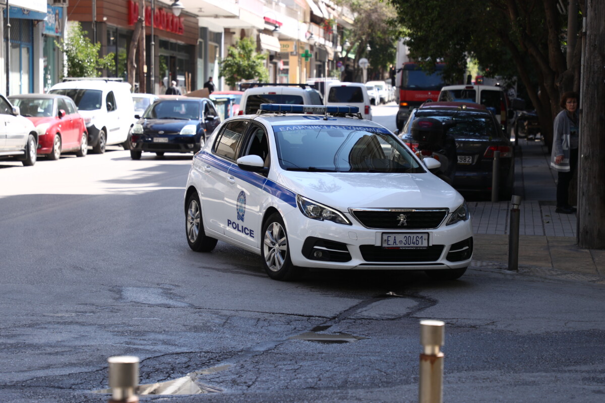&Lambda;&eta;&sigma;&tau;&epsilon;ί&alpha; &sigma;&tau;&eta;&nu; &Tau;&iota;&theta;&omicron;&rho;έ&alpha; / &Sigma;&tau;&alpha; &chi;έ&rho;&iota;&alpha; &tau;&eta;&sigmaf; &Epsilon;&Lambda;.&Alpha;&Sigma; 8 ά&tau;&omicron;&mu;&alpha; &ndash; &Tau;&omicron; &omicron;&pi;&lambda;&omicron;&sigma;&tau;ά&sigma;&iota;&omicron; &pi;&omicron;&upsilon; &beta;&rho;έ&theta;&eta;&kappa;&epsilon; &kappa;&alpha;&iota; &tau;&alpha; &sigma;&tau;&omicron;&iota;&chi;&epsilon;ί&alpha; &pi;&omicron;&upsilon; &epsilon;&xi;&epsilon;&tau;ά&zeta;&omicron;&nu;&tau;&alpha;&iota;