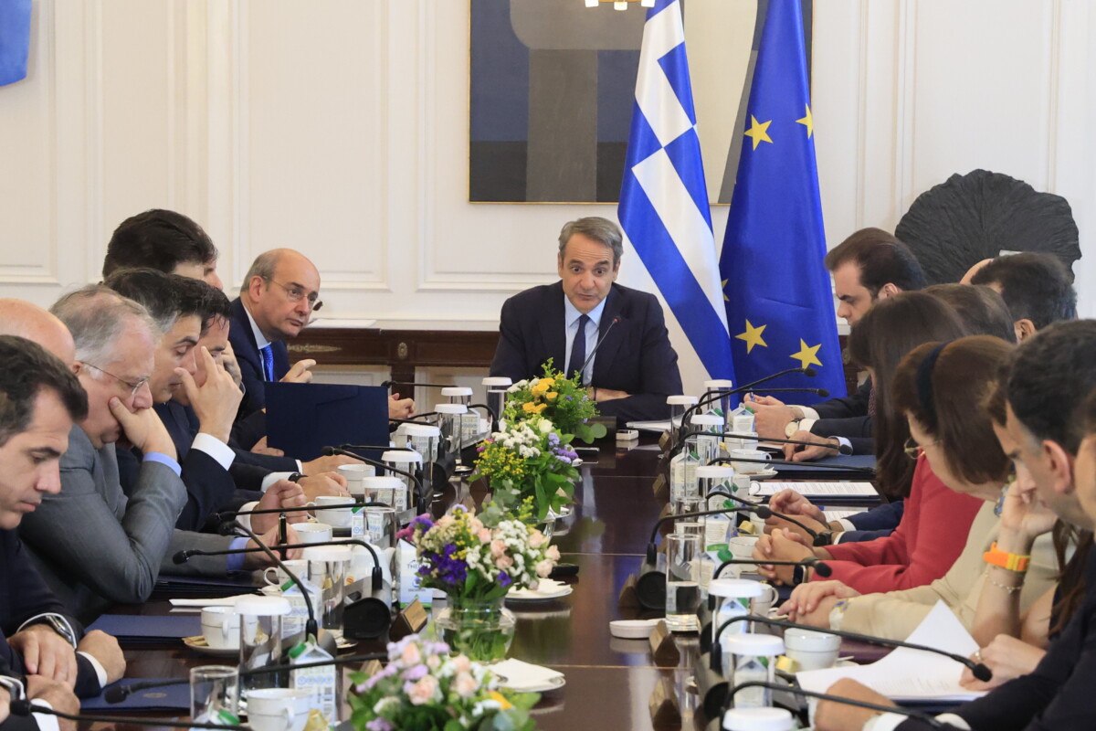 &Mu;&eta;&tau;&sigma;&omicron;&tau;ά&kappa;&eta;&sigmaf; / &Pi;&omicron;&lambda;&iota;&tau;&iota;&kappa;ή &Beta;&alpha;&beta;έ&lambda; &tau;&alpha; &nu;έ&alpha; &kappa;ό&mu;&mu;&alpha;&tau;&alpha; &ndash; &Pi;&alpha;&rho;&alpha;&tau;&epsilon;ί&nu;&epsilon;&tau;&alpha;&iota; &kappa;&alpha;&iota; &tau;&omicron;&nu; &Iota;&omicron;ύ&nu;&iota;&omicron; &eta; &epsilon;&pi;&iota;&delta;ό&tau;&eta;&sigma;