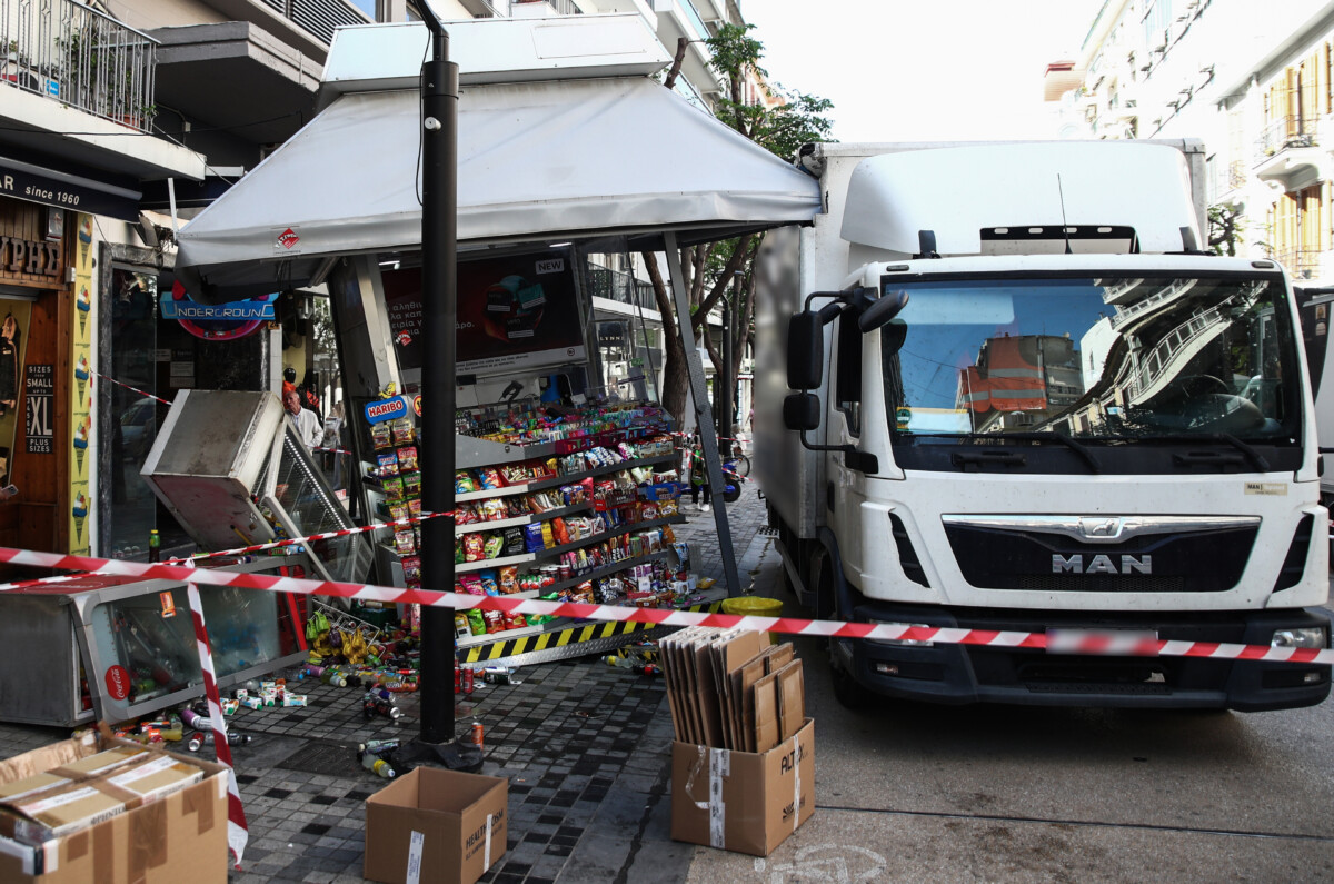 &Theta;&epsilon;&sigma;&sigma;&alpha;&lambda;&omicron;&nu;ί&kappa;&eta; / &Phi;&omicron;&rho;&tau;&eta;&gamma;ό έ&pi;&epsilon;&sigma;&epsilon; &sigma;&epsilon; &pi;&epsilon;&rho;ί&pi;&tau;&epsilon;&rho;&omicron; &sigma;&tau;&omicron;&nu; &pi;&epsilon;&zeta;ό&delta;&rho;&omicron;&mu;&omicron; &tau;&eta;&sigmaf; &Alpha;&gamma;ί&alpha;&sigmaf; &Sigma;&omicron;&phi;ί&alpha;&sigmaf; [&Phi;&omega;&tau;&omicron;&gamma;&rho;&alpha;&phi;ί&epsilon;&sigmaf;]