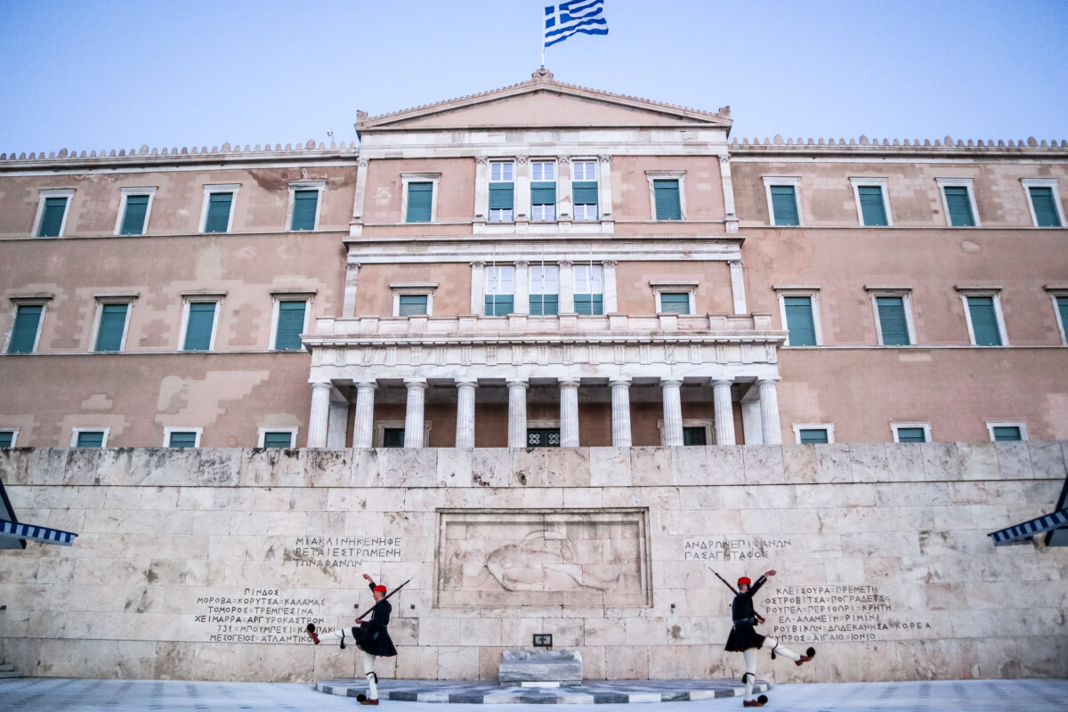 &Tau;&alpha; &tau;&omega;&nu; &delta;&iota;&alpha;&delta;&rho;ό&mu;&omega;&nu; / &Omicron; &Tau;&sigma;ί&pi;&rho;&alpha;&sigmaf; &sigma;&epsilon; &rho;ό&lambda;&omicron;&hellip;&epsilon;&theta;&nu;ά&rho;&chi;&eta;, &tau;&alpha; &laquo;&mu;&alpha;&sigma;ά&zeta;&raquo; &Nu;&tau;ό&rho;&alpha;&sigmaf; &kappa;&alpha;&iota; &Chi;&alpha;&tau;&zeta;&eta;&delta;ά&kappa;&eta;, &tau;&alpha; &nu;&epsilon;ύ&rho;&alpha; &tau;&omega;&nu; &laquo;&mu;έ&nu;&omicron;&upsilon;&mu;&epsilon; &Sigma;&Upsilon;&Rho;&Iota;&Zeta;&Alpha;&raquo;