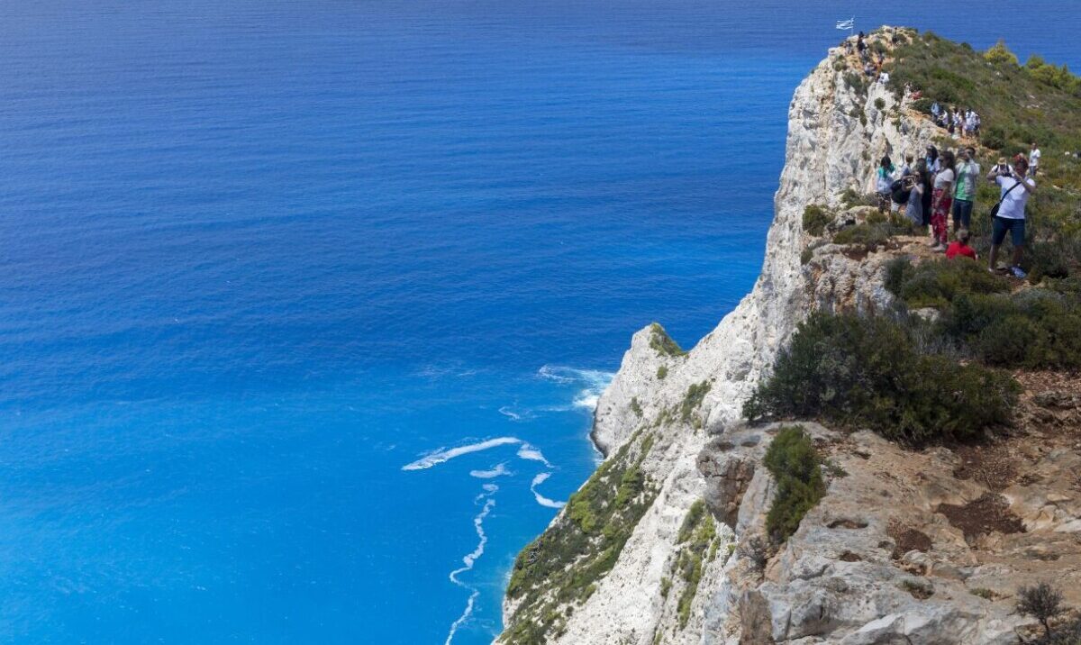 &Zeta;ά&kappa;&upsilon;&nu;&theta;&omicron;&sigmaf; / &Tau;&omicron;&upsilon;&rho;ί&sigma;&tau;&alpha;&sigmaf; έ&pi;&epsilon;&sigma;&epsilon; &sigma;&tau;&omicron;&nu; &gamma;&kappa;&rho;&epsilon;&mu;ό &pi;ά&nu;&omega; &alpha;&pi;ό &tau;&omicron; &Nu;&alpha;&upsilon;ά&gamma;&iota;&omicron; &ndash; &Pi;&lambda;ά&nu;&alpha; &delta;&iota;ά&sigma;&omega;&sigma;&eta;&sigmaf; &pi;&omicron;&upsilon; &kappa;ό&beta;&omicron;&upsilon;&nu; &tau;&eta;&nu; &alpha;&nu;ά&sigma;&alpha;
