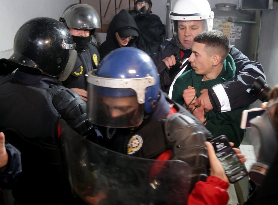 &Alpha;&lambda;&beta;&alpha;&nu;ί&alpha; / &Tau;&rho;&alpha;&upsilon;&mu;&alpha;&tau;&iota;&sigma;&mu;ό&sigmaf; Έ&lambda;&lambda;&eta;&nu;&alpha; &pi;&omicron;&lambda;ί&tau;&eta; &sigma;&epsilon; &delta;&iota;&alpha;&mu;&alpha;&rho;&tau;&upsilon;&rho;ί&alpha; &kappa;&alpha;&tau;ά &tau;&omicron;&upsilon;&rho;&iota;&sigma;&tau;&iota;&kappa;ή&sigmaf; &epsilon;&pi;έ&nu;&delta;&upsilon;&sigma;&eta;&sigmaf; &ndash; &Tau;&iota; &alpha;&nu;&alpha;&kappa;&omicron;ί&nu;&omega;&sigma;&epsilon; &tau;&omicron; &Upsilon;&Pi;&Epsilon;&Xi;