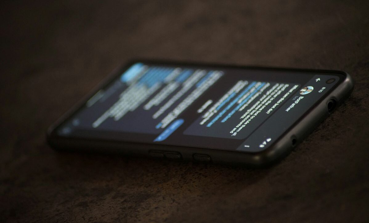 &laquo;Doomscrolling&raquo; / &Tau;&rho;&epsilon;&iota;&sigmaf; &sigma;&tau;&omicron;&upsilon;&sigmaf; &tau;έ&sigma;&sigma;&epsilon;&rho;&iota;&sigmaf; &nu;έ&omicron;&upsilon;&sigmaf; &sigma;&tau;&eta;&nu; &Epsilon;&lambda;&lambda;ά&delta;&alpha; &epsilon;ί&nu;&alpha;&iota; &epsilon;&theta;&iota;&sigma;&mu;έ&nu;&omicron;&iota; &sigma;&tau;&eta;&nu; &alpha;&delta;&iota;ά&kappa;&omicron;&pi;&eta; &rho;&omicron;ή &alpha;&rho;&nu;&eta;&tau;&iota;&kappa;&omicron;ύ &psi;&eta;&phi;&iota;&alpha;&kappa;&omicron;ύ &pi;&epsilon;&rho;&iota;&epsilon;&chi;&omicron;&mu;έ&nu;&omicron;&upsilon;
