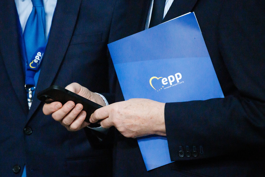 &Epsilon;&upsilon;&rho;&omega;&pi;&alpha;ϊ&kappa;ό &Lambda;&alpha;ϊ&kappa;ό &Kappa;ό&mu;&mu;&alpha; / &Kappa;&alpha;&tau;&alpha;&iota;&gamma;ί&delta;&alpha; &mu;&epsilon;&tau;ά &tau;&eta; &delta;&iota;&alpha;&phi;&theta;&omicron;&rho;ά &sigma;&tau;&iota;&lambda; &Mu;&eta;&tau;&sigma;&omicron;&tau;ά&kappa;&eta;