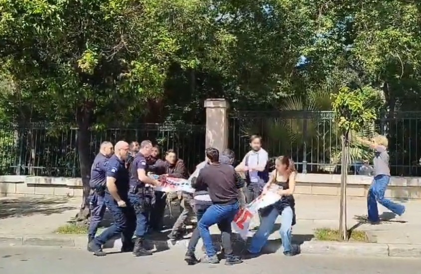 &Mu;έ&gamma;&alpha;&rho;&omicron; &Mu;&alpha;&xi;ί&mu;&omicron;&upsilon; / &Pi;&alpha;&rho;έ&mu;&beta;&alpha;&sigma;&eta; &phi;&omicron;&iota;&tau;&eta;&tau;ώ&nu; &gamma;&iota;&alpha; &tau;&omicron; ά&rho;&theta;&rho;&omicron; 16 &ndash; &Eta; &alpha;&sigma;&tau;&upsilon;&nu;&omicron;&mu;ί&alpha; &pi;&rho;&omicron;&sigma;&pi;ά&theta;&eta;&sigma;&epsilon; &nu;&alpha; &tau;&omicron;&upsilon;&sigmaf; &epsilon;&mu;&pi;&omicron;&delta;ί&sigma;&epsilon;&iota;