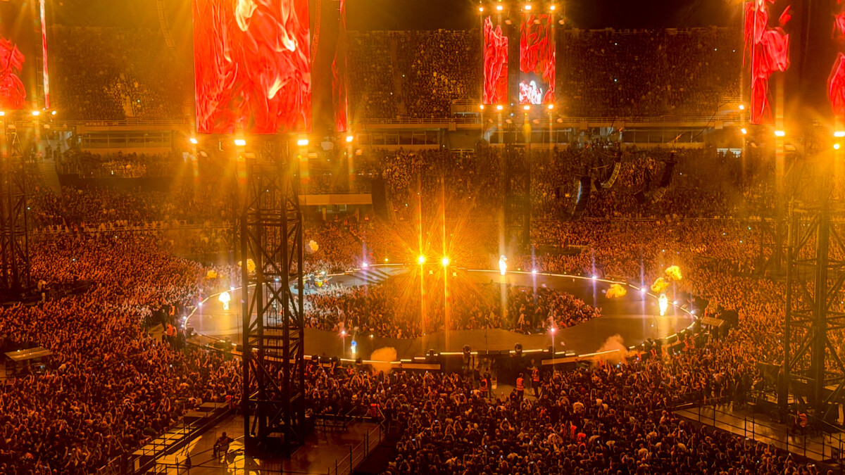 Metallica / &Tau;&omicron; &mu;ή&nu;&upsilon;&mu;&alpha; &tau;&omicron;&upsilon;&sigmaf; &mu;&epsilon;&tau;ά &tau;&eta;&nu; &mu;&epsilon;&gamma;ά&lambda;&eta; &sigma;&upsilon;&nu;&alpha;&upsilon;&lambda;ί&alpha; &ndash; &laquo;Ή&sigma;&alpha;&sigma;&tau;&alpha;&nu; 90.000 &kappa;&alpha;&iota; &tau;&omicron; &nu;&omicron;&iota;ώ&sigma;&alpha;&mu;&epsilon;&raquo;