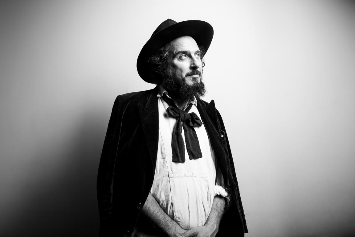 Vinicio Capossela &sigma;&tau;&omicron; tvxs / &Tau;&rho;&alpha;&gamma;&omicron;&upsilon;&delta;ά&omega; &alpha;&kappa;ό&mu;&alpha; &gamma;&iota;&alpha; &epsilon;&kappa;&epsilon;ί&nu;&omicron;&upsilon;&sigmaf; &pi;&omicron;&upsilon; &delta;&epsilon;&nu; έ&chi;&omicron;&upsilon;&nu; &omicron;&rho;&alpha;&tau;ό&tau;&eta;&tau;&alpha;