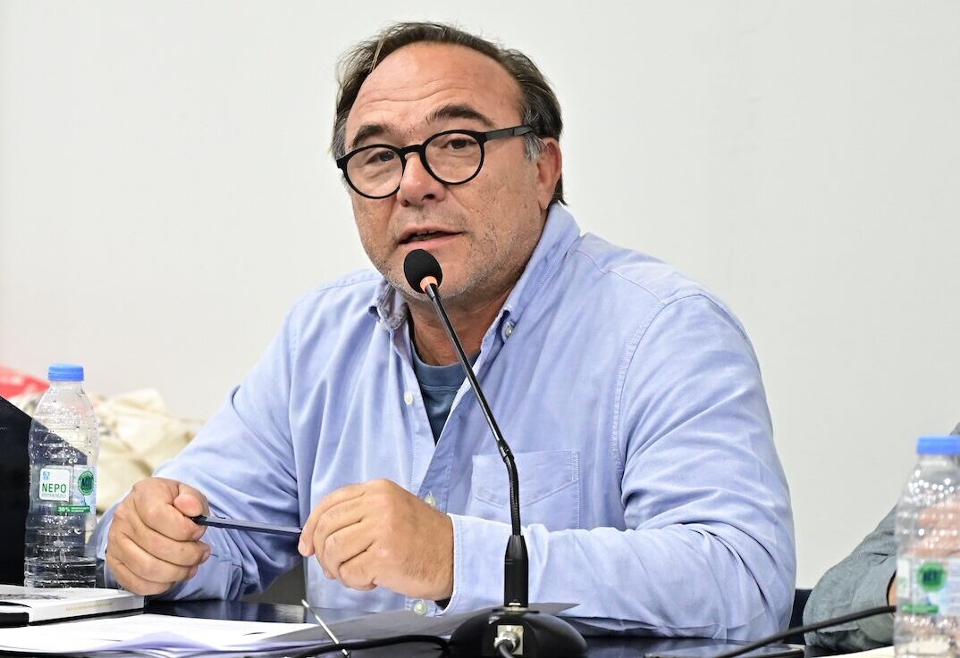 &laquo;&Kappa;ό&sigma;&mu;&omicron;&sigmaf;&raquo; / &Alpha;&pi;&omicron;&chi;&omega;&rho;&epsilon;ί &omicron; &Pi;έ&tau;&rho;&omicron;&sigmaf; &Kappa;ό&kappa;&kappa;&alpha;&lambda;&eta;&sigmaf; &ndash; &Pi;&alpha;&rho;&alpha;&iota;&tau;&epsilon;ί&tau;&alpha;&iota; &kappa;&alpha;&iota; &omicron; &sigma;&upsilon;&mu;&pi;&rho;ό&epsilon;&delta;&rho;&omicron;&sigmaf; &Nu;ί&kappa;&omicron;&sigmaf; &Rho;ά&pi;&tau;&eta;&sigmaf;