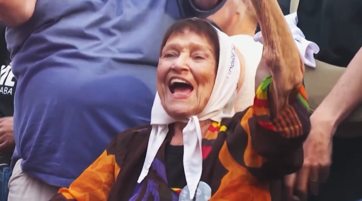&Lambda;ί&nu;&tau;&iota;&alpha; &laquo;&Tau;ά&tau;&iota;&raquo; &Alpha;&lambda;&mu;έ&iota;&delta;&alpha; / &Pi;έ&theta;&alpha;&nu;&epsilon; &eta; &mu;&eta;&tau;έ&rho;&alpha; &ndash; &sigma;ύ&mu;&beta;&omicron;&lambda;&omicron; &pi;&omicron;&upsilon; &pi;έ&rho;&alpha;&sigma;&epsilon; &mu;&iota;&sigma;ό &alpha;&iota;ώ&nu;&alpha; &alpha;&nu;&alpha;&zeta;&eta;&tau;ώ&nu;&tau;&alpha;&sigmaf; &tau;&omicron;&nu; &epsilon;&xi;&alpha;&phi;&alpha;&nu;&iota;&sigma;&mu;έ&nu;&omicron; &gamma;&iota;&omicron; &tau;&eta;&sigmaf;
