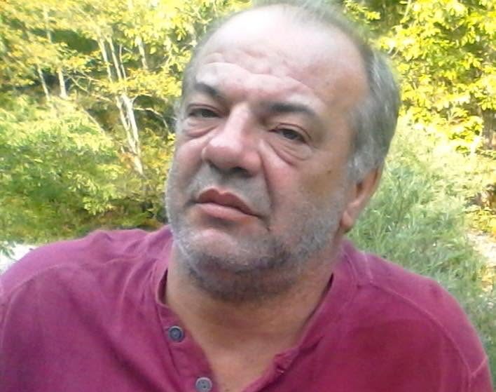 &Theta;&lambda;ί&psi;&eta; &sigma;&tau;&omicron;&nu; &delta;&eta;&mu;&omicron;&sigma;&iota;&omicron;&gamma;&rho;&alpha;&phi;&iota;&kappa;ό &kappa;ό&sigma;&mu;&omicron; / &Pi;έ&theta;&alpha;&nu;&epsilon; &omicron; &Nu;ί&kappa;&omicron;&sigmaf; &Sigma;&epsilon;&rho;&beta;&epsilon;&tau;ά&sigmaf;