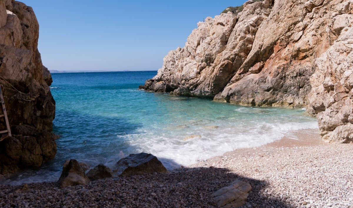&Kappa;&omicron;&mu;&iota;&sigma;&iota;ό&nu; / &Sigma;&tau;&eta;&nu; &kappa;&omicron;&rho;&upsilon;&phi;ή &tau;&eta;&sigmaf; &Epsilon;&upsilon;&rho;ώ&pi;&eta;&sigmaf; &eta; &Epsilon;&lambda;&lambda;ά&delta;&alpha; &gamma;&iota;&alpha; &tau;&alpha; &kappa;&alpha;&theta;&alpha;&rho;ά &nu;&epsilon;&rho;ά &kappa;&omicron;&lambda;ύ&mu;&beta;&eta;&sigma;&eta;&sigmaf;