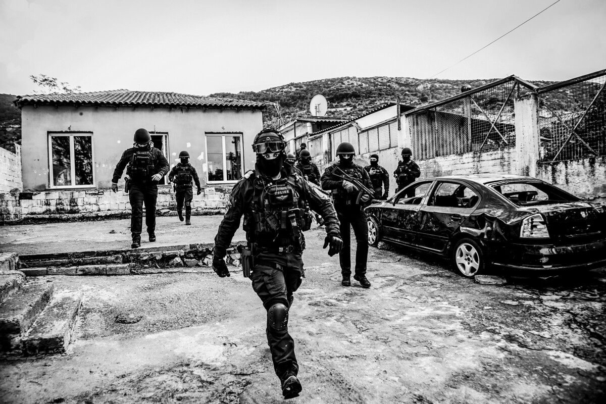 Al Jazeera / &Eta; &epsilon;&kappa;&sigma;&tau;&rho;&alpha;&tau;&epsilon;ί&alpha; &kappa;&alpha;&tau;ά &tau;&omega;&nu; &Rho;&omicron;&mu;ά &sigma;&tau;&eta;&nu; &Epsilon;&lambda;&lambda;ά&delta;&alpha; &kappa;&alpha;&iota; &eta; &laquo;&alpha;&rho;&chi;&iota;&tau;&epsilon;&kappa;&tau;&omicron;&nu;&iota;&kappa;ή&raquo; &tau;&eta;&sigmaf; &sigma;&upsilon;&lambda;&lambda;&omicron;&gamma;&iota;&kappa;ή&sigmaf; &tau;&iota;&mu;&omega;&rho;ί&alpha;&sigmaf;